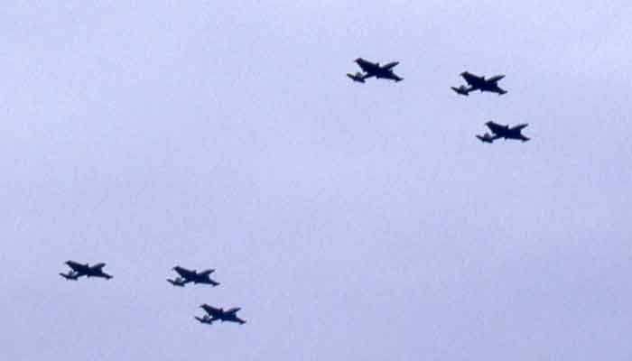 پریڈ میں جنگی ہتھیاروں کی نمائش کے ساتھ ساتھ پاکستان ائیرفورس کے جدید ترین طیارے فلائی پاسٹ کا مظاہرہ کیا