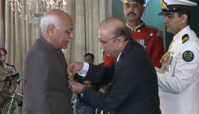 ڈاکٹرمحمدامجد ثاقب کوعوامی خدمات پرہلال امتیاز سےنوازاگیا،فوٹو: اسکرین شاٹ